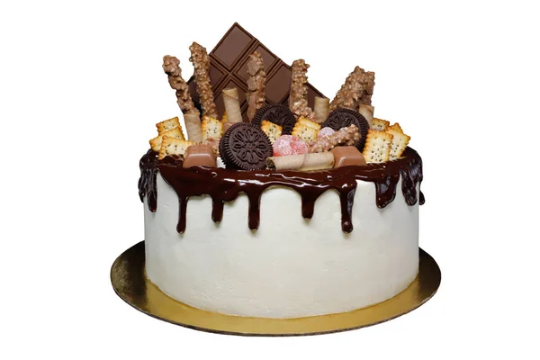 漂亮的蛋糕 上面覆盖着奶酪奶油和巧克力糖霜 装饰着巧克力 饼干和苦瓜 因白人背景而被隔离 — 图库照片