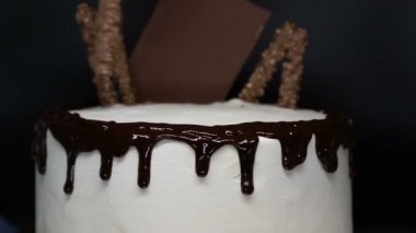 Şekerli kek dekorasyonu (çikolata, kurabiye, waffle, kumkuat), yakın çekim. Zaman aşımı videosu