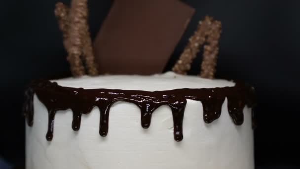 Decoración de la torta con dulces (chocolate, galletas, gofres, kumquat), de cerca. Video de lapso de tiempo — Vídeos de Stock