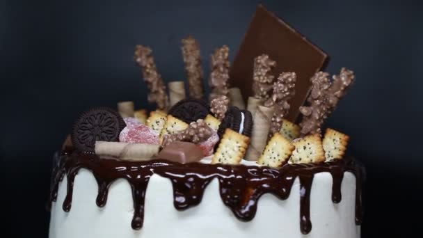 Rotazione di bella torta, cioccolato decorato guarnizione e dolci . — Video Stock