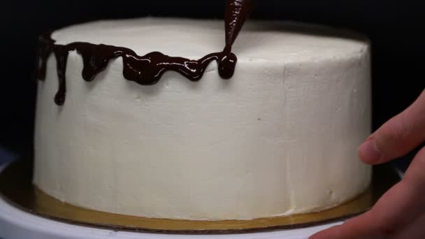 用巧克力糖衣装饰蛋糕，特写. — 图库视频影像