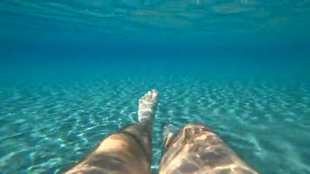 Férfi lábak fröccsenő víz alatt, az Adriai-tengeren — Stock videók