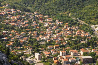 Karadağ 'ın Kotor kenti yakınlarındaki kırmızı evler ve binalar, hava manzaralı.