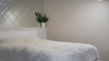 Anne ve oğlu koşa koşa yatağa atlıyorlar.