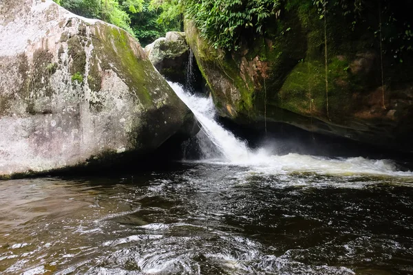 Waterfall in Parque Nacional da Serra dos Orgaos in Guapimirim, — Stock Photo, Image