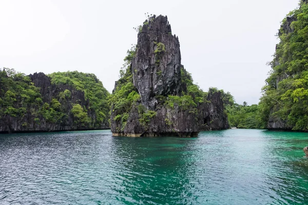 Formazione rocciosa nell'oceano - El Nido, Palawan, Filippine — Foto Stock