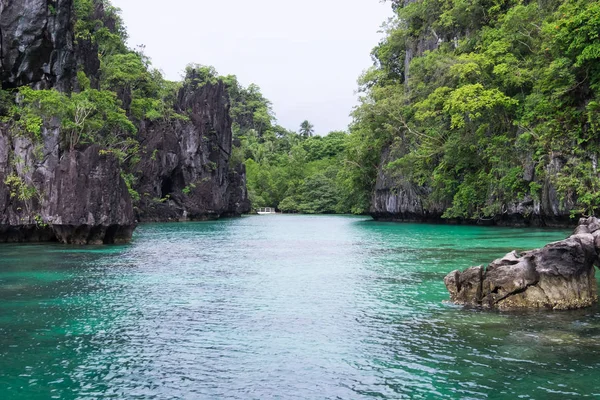 Felsformation im Ozean - el nido, palawan, philippinen — Stockfoto