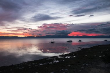 Cebu, Filipinler kıyı boyunca bir yerde günbatımı