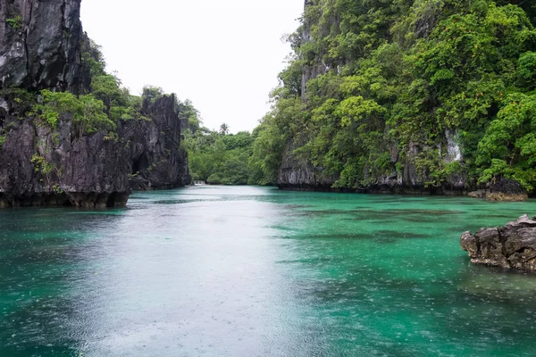 Felsformation im Ozean - el nido, palawan, philippinen — Stockfoto