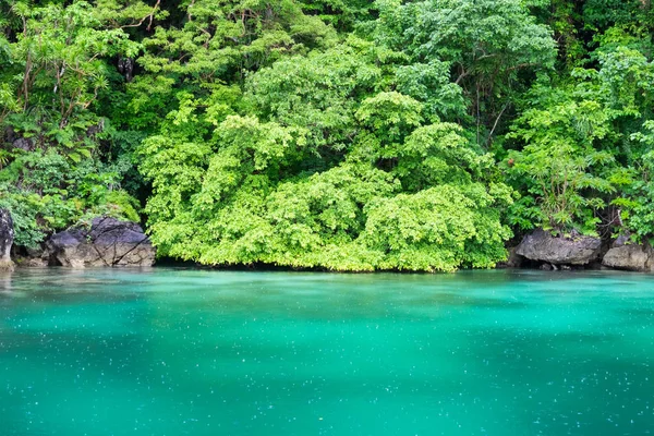 Lluvia en El nido, Palawan, Filipinas — Foto de Stock