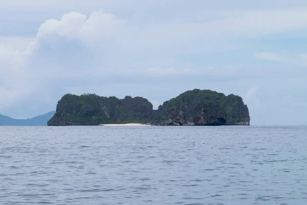 Klippeformation i havet - El Nido, Palawan, Filippinerne - Stock-foto