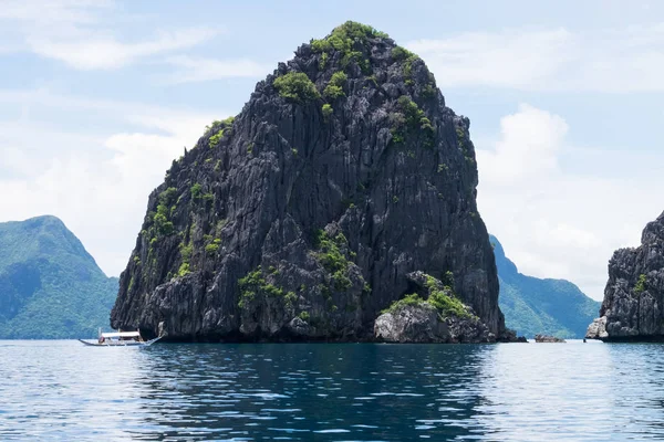 Formazione rocciosa nell'oceano - El Nido, Palawan, Filippine — Foto Stock