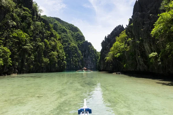 Formazione rocciosa nell'oceano - El Nido, Palawan, Filippine — Foto Stock