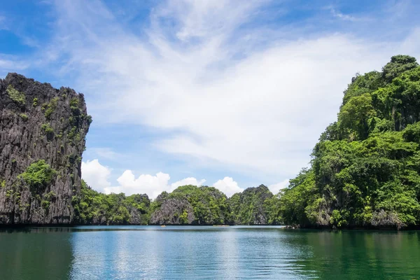 Rock formation in the ocean - El Nido, Palawan, Philippines — Stock Photo, Image