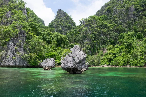 Rock formation in the ocean - Coron, Palawan, Philippines — Stock Photo, Image