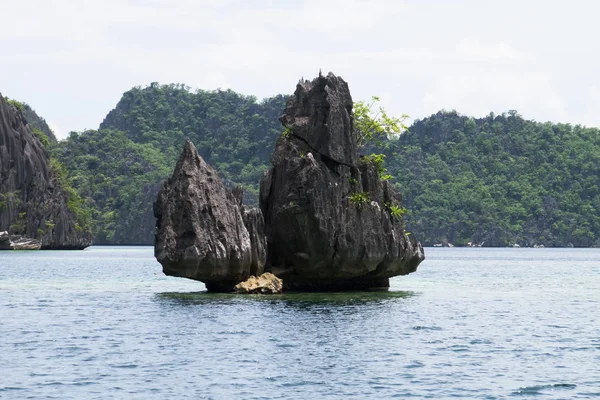 Formação rochosa no oceano - El Nido, Palawan, Filipinas — Fotografia de Stock