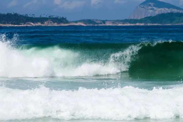 Welle in leblon beach - rio de janeiro, brasilien — Stockfoto