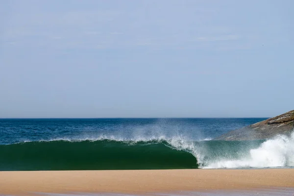 波在列布隆海滩-里约热内卢, 巴西 — 图库照片