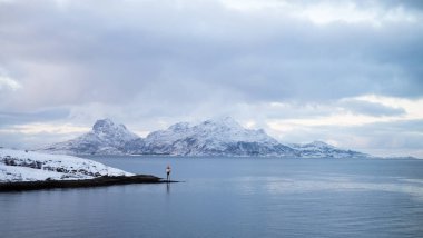 Güzel kar örtmek manzara bir tekne Lofoten için