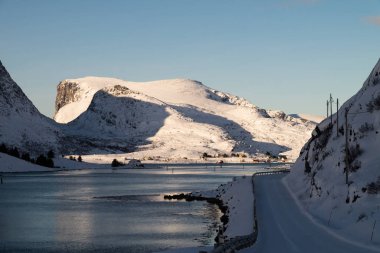 Kar kaplı yollar ve tepeler Lofoten, Norveç