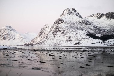 Kışın donmuş gölün Lofoten Adası, Norveç