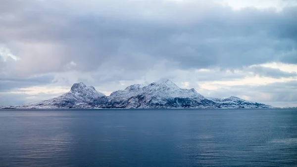 Prachtig sneeuwlandschap coverd op een boot naar de Lofoten — Stockfoto