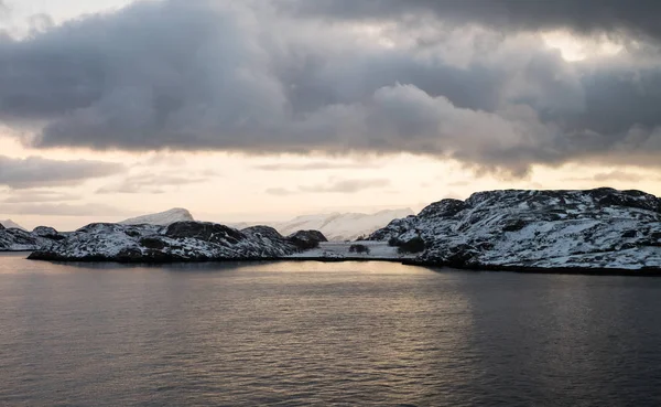 Wunderschöne schneebedeckte Landschaft auf einem Boot zu den Lofoten — Stockfoto