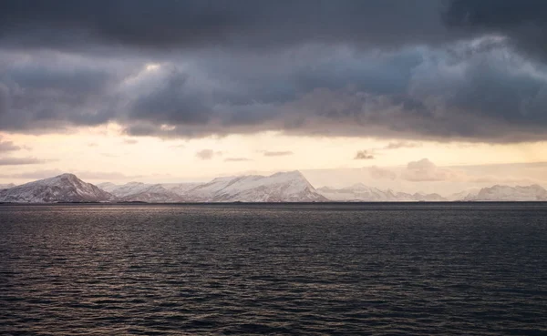 Prachtig sneeuwlandschap coverd op een boot naar de Lofoten — Stockfoto