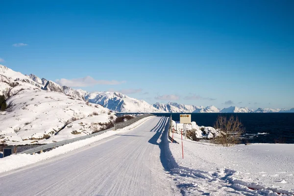 Hóval borított utak és csúcsok itt: Lofoten, Norvégia — Stock Fotó