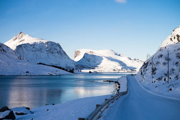 Kar kaplı yollar ve tepeler Lofoten, Norveç — Stok fotoğraf