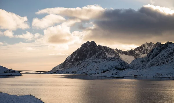 Zonsondergang in de Lofoten eiland met sneeuw bedekt pieken, Noorwegen — Stockfoto