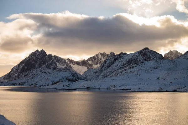 Zonsondergang in de Lofoten eiland met sneeuw bedekt pieken, Noorwegen — Stockfoto