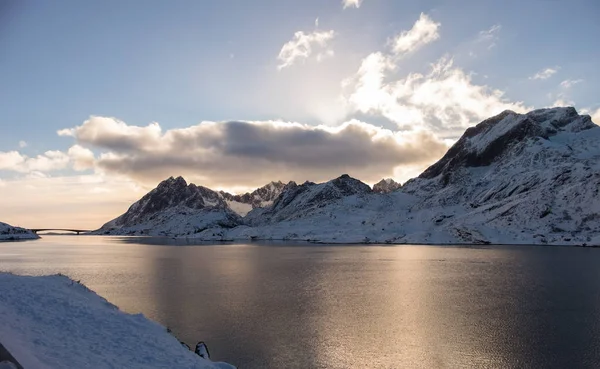 Zonsondergang in de Lofoten eiland met sneeuw bedekt pieken, Noorwegen — Stockfoto