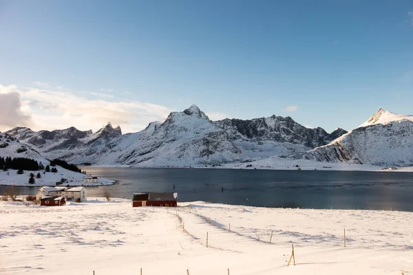 Traditionele huizen door de Oceaan in Lofoten eilanden, Noorwegen — Stockfoto