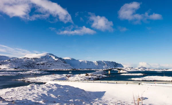 Híd és a hó alá tartozó utak és csúcsok télen Lofoten, Norvégia — Stock Fotó