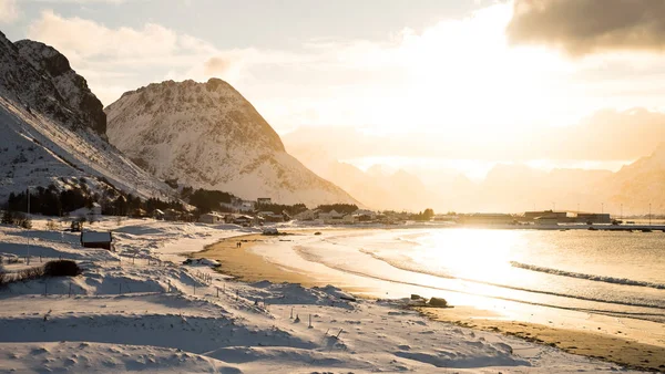 Zonsondergang in een overdekte strand van sneeuw in Noorwegen Lofoten eiland — Stockfoto