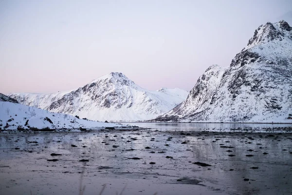 Bevroren meer in de winter in Noorwegen Lofoten eiland — Stockfoto