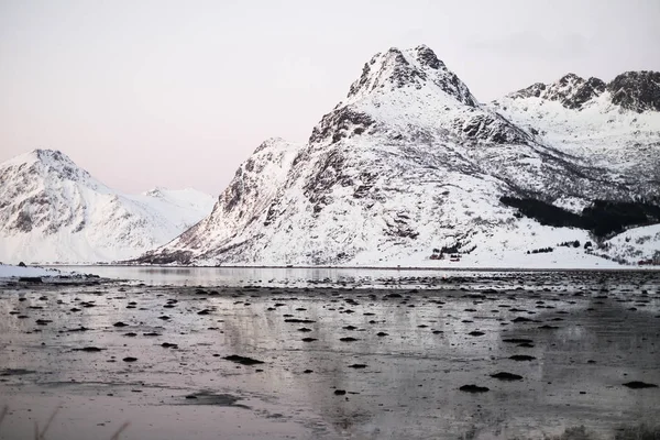 Bevroren meer in de winter in Noorwegen Lofoten eiland — Stockfoto
