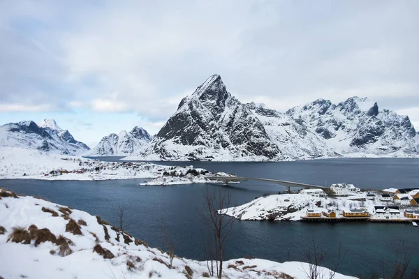 Prachtig uitzicht vanaf de Lofoten eilanden, Noorwegen in de winter — Stockfoto