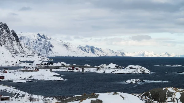Güzel kar manzara Lofoten yüksek tepeler ile kaplı — Stok fotoğraf