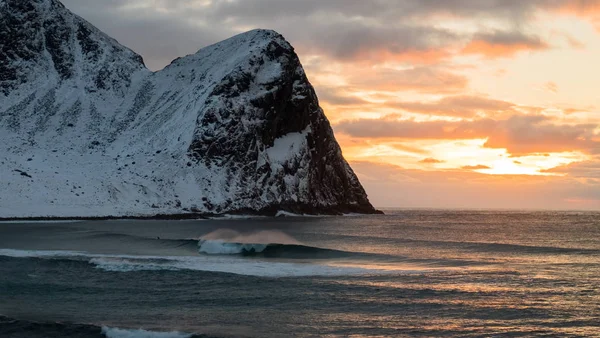 Hermosa puesta de sol y olas perfectas en Lofoten, Noruega — Foto de Stock
