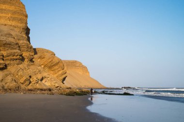 Chicama, Peru kıyılarında deniz kayalıklarla