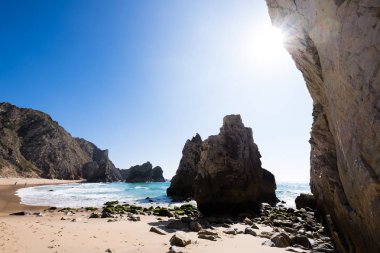 Praia da Ursa beach güneşli bir günde, Portekiz