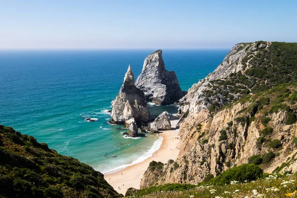 Pláž Praia da Ursa za slunečného dne, Portugalsko — Stock fotografie