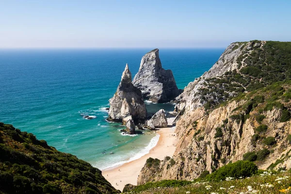 Praia da Ursa beach güneşli bir günde, Portekiz