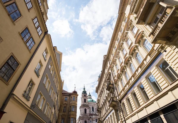 捷克共和国布拉格街头的历史建筑 — 图库照片