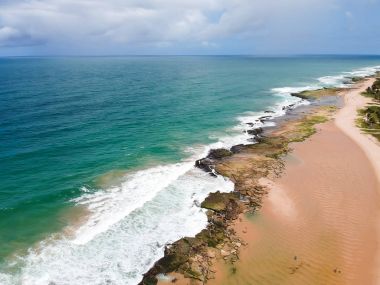 Praia de Interlagos, Bahia, Brezilya dron görünümü