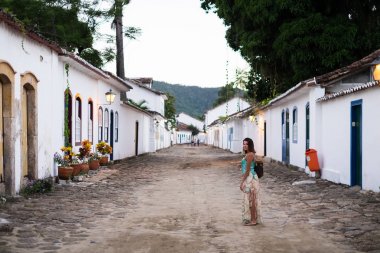 Kız tarihi sokaklar Paraty, Rio de Janeiro, Brezilya