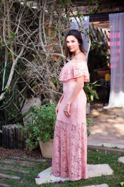 Pembe elbiseli güzel model