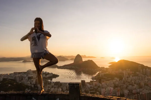 Postes de Yoga pour Filles à Mirante Dona Marta, Rio de Janeiro, Brésil — Photo